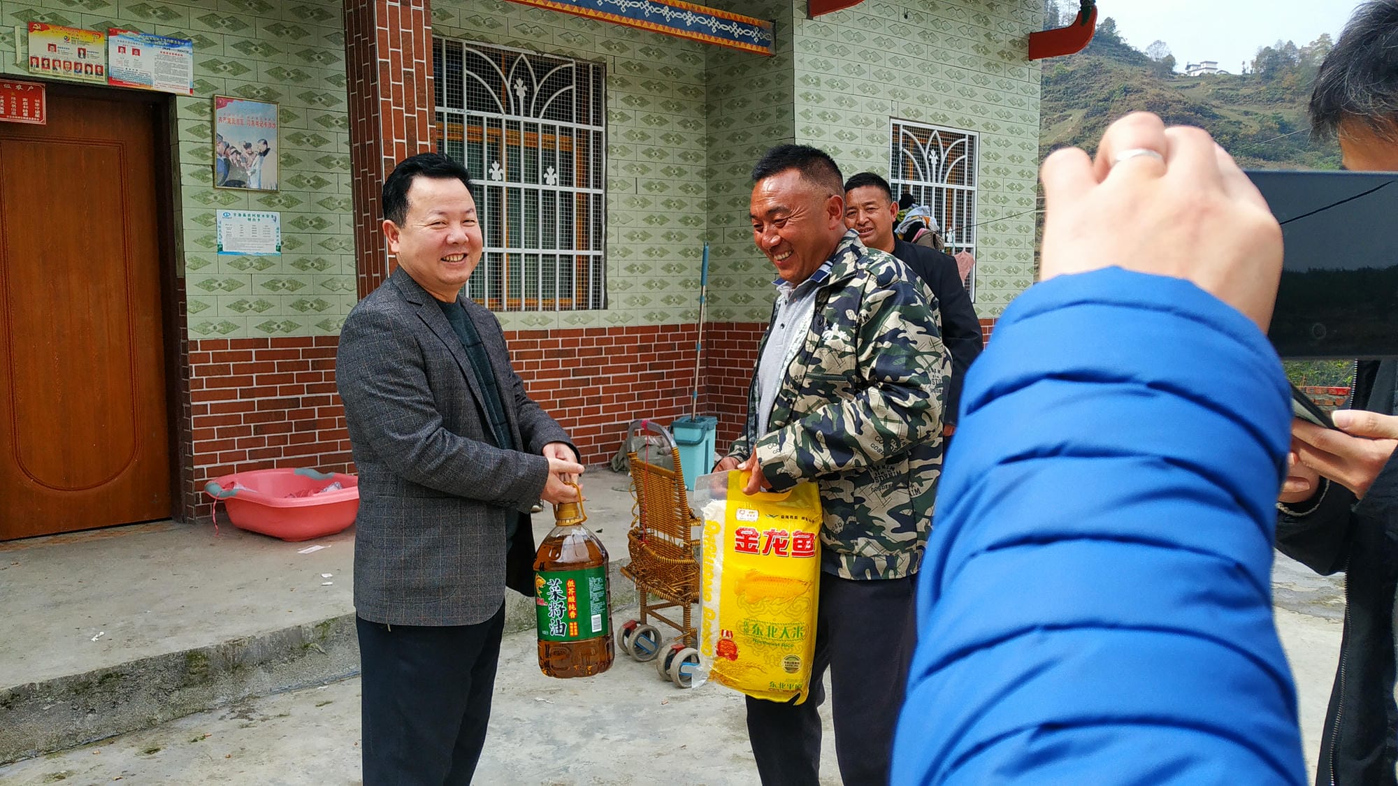 技工校党委书记黎明一行到甘洛县斯觉镇 尔库村开展扶贫事情调研_社会责任_金喜最火知名网_尊时凯龙有限责任公司