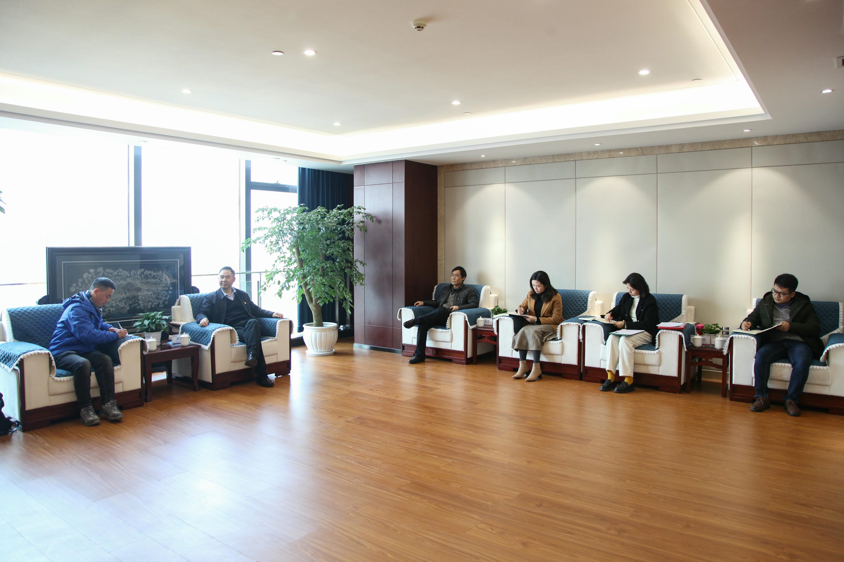 局党委召开脱贫攻坚座谈会_社会责任_金喜最火知名网_尊时凯龙有限责任公司
