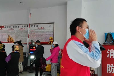 身披“红马甲”奋战在“疫”线 ——地矿集团外派手艺督导职员抗疫纪实_下层动态_金喜最火知名网_尊时凯龙有限责任公司