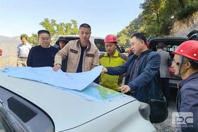 地矿集团董事长张劲松深入项目一线调研并检查指导野外事情_下层动态_金喜最火知名网_尊时凯龙有限责任公司