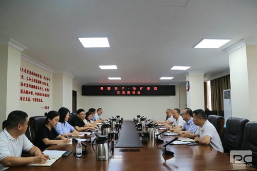 地矿集团与蜀鑫房产交流座谈_下层动态_金喜最火知名网_尊时凯龙有限责任公司