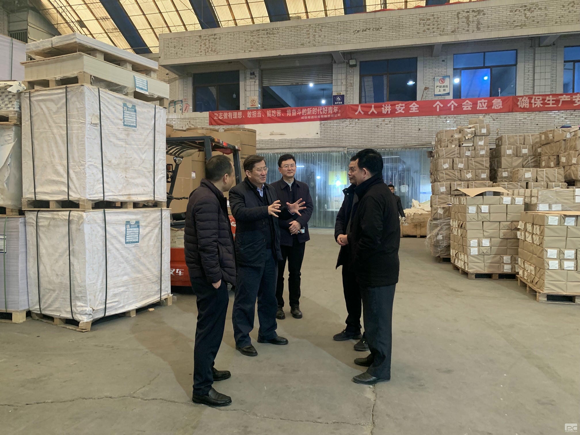 春节送温暖 关爱暖人心——集团向导到地创光电慰问老干部和生产一线职工_尊时凯龙新闻_金喜最火知名网_尊时凯龙有限责任公司
