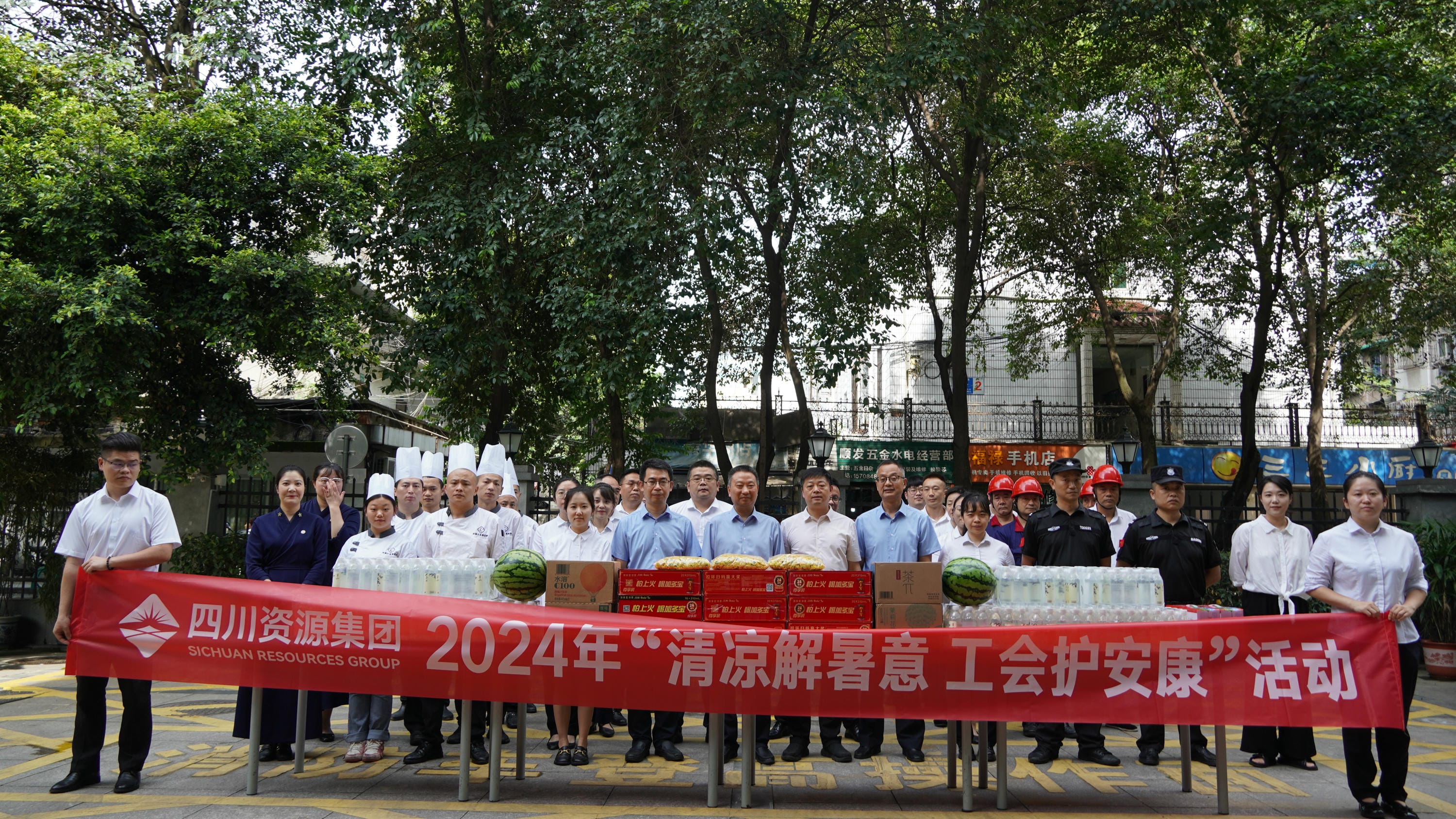 集团向导赴置业集团项目一线开展“送清凉”工会慰问活动_下层动态_金喜最火知名网_尊时凯龙有限责任公司